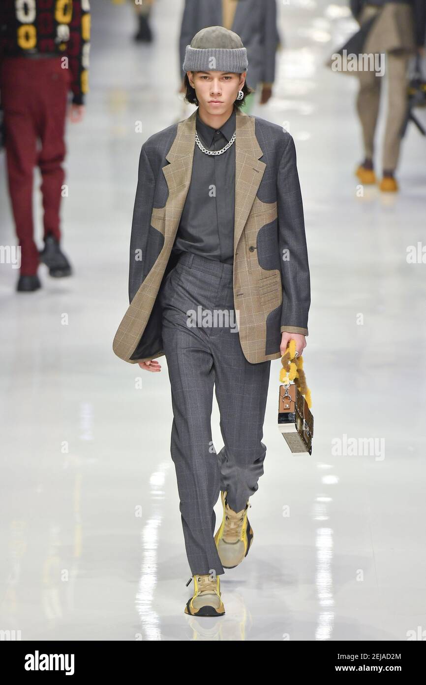 Model camina en la pista durante el espectáculo de ropa de hombre Fendi en  la Semana de la Moda de Milán Mens 2020-2021 FW el 13 de enero de 2020 en  Milán,