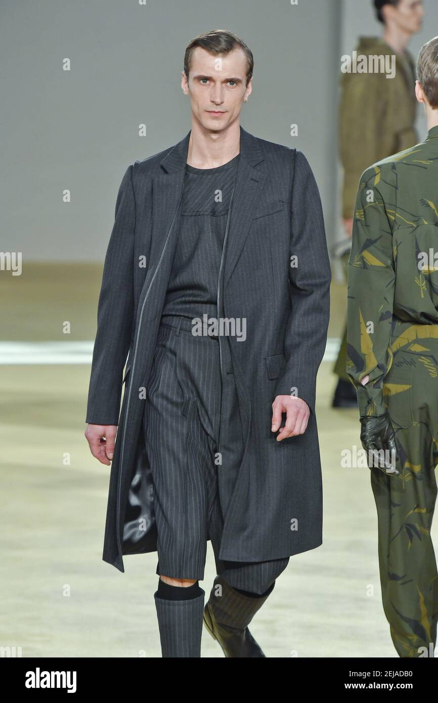 El modelo camina en la pista durante el show de ropa de hombre Salvatore  Ferragamo en la Semana de la Moda de Milán Mens 2020-2021 FW el 12 de enero  de 2020