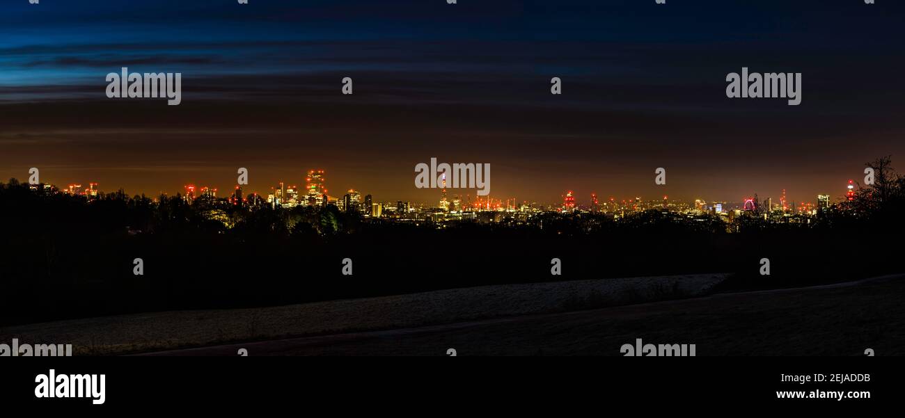 Vista panorámica al amanecer sobre el horizonte de Londres desde Hampstead Heath, Londres, Reino Unido Foto de stock