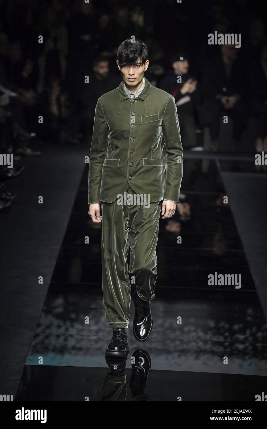 Modelo camina en la pista durante el show de ropa de hombre Giorgio Armani,  Milan Fashion Week Mens 2020-2021 FW en Milán, Italia el 13 de enero de  2020 (Foto de Jonas