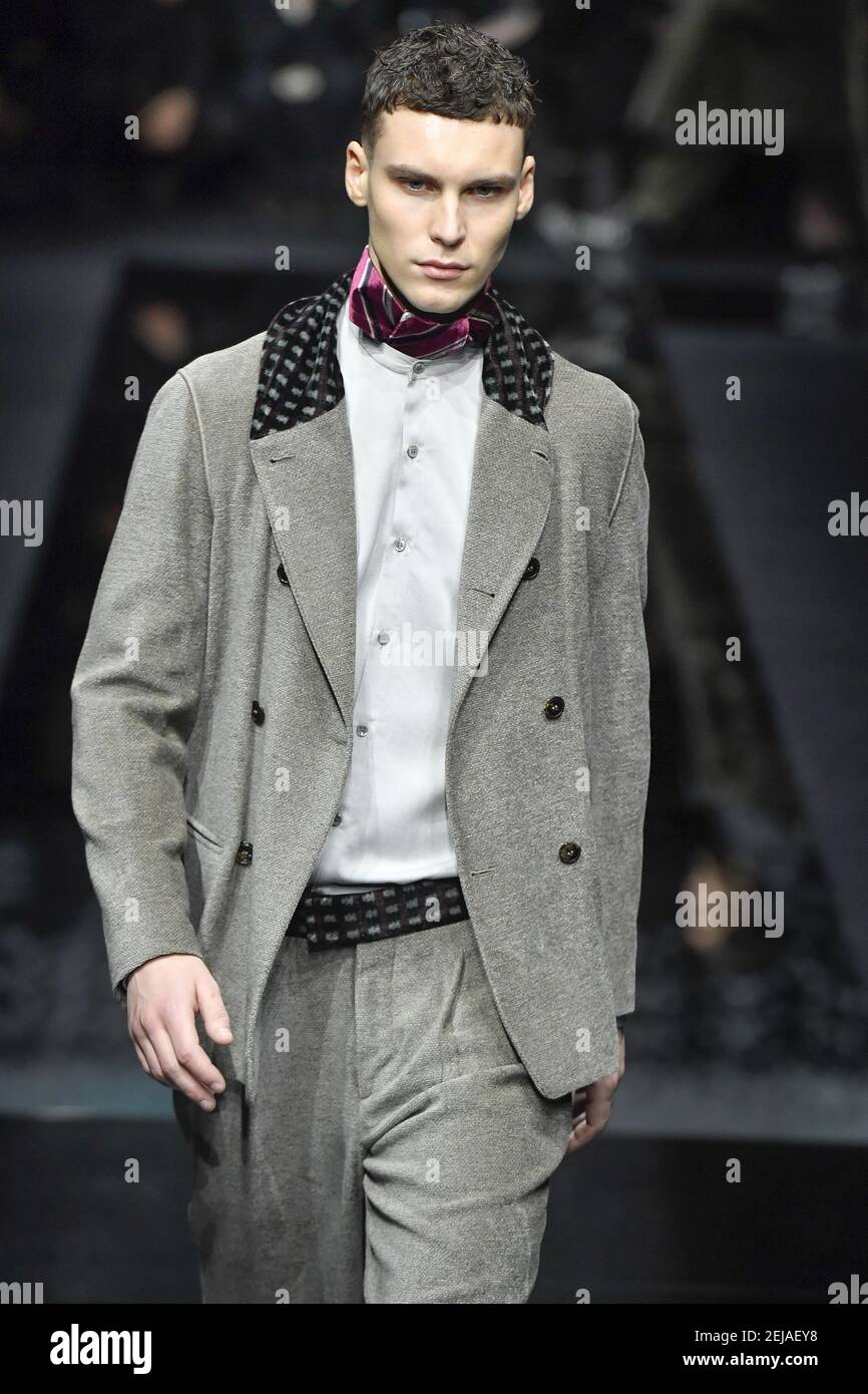 Modelo camina en la pista el show de ropa de hombre Giorgio Armani, Milan Fashion Week Mens 2020-2021 FW en Milán, Italia el 13 de enero de 2020 (Foto de
