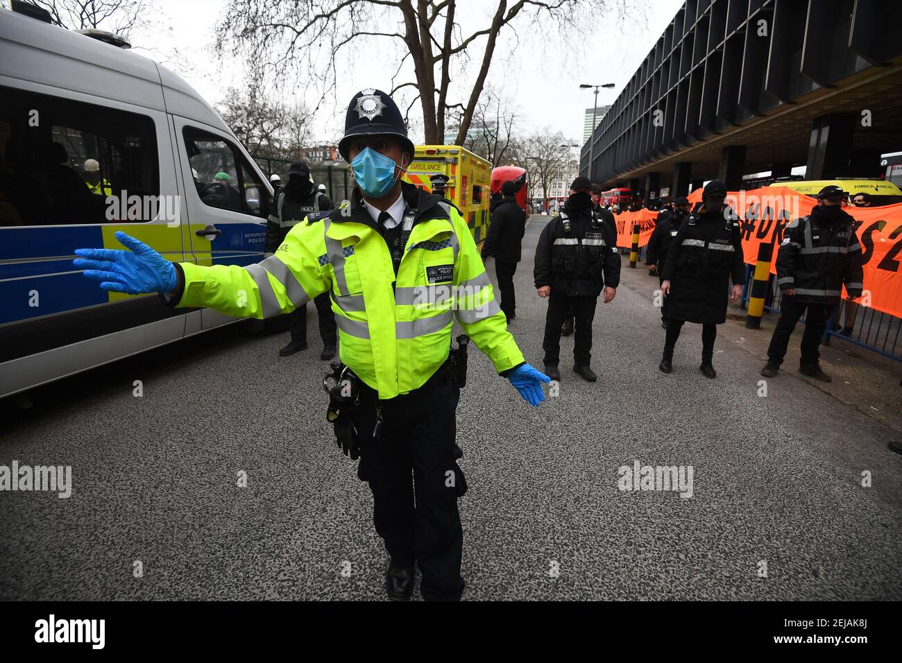 Oficiales de la Policía Metropolitana y del Equipo Nacional de Desahucios (NET) bloquean la entrada al campamento anti-HS2 en Euston Square Gardens, Londres. Fecha del cuadro: Lunes 22 de febrero de 2021. Foto de stock