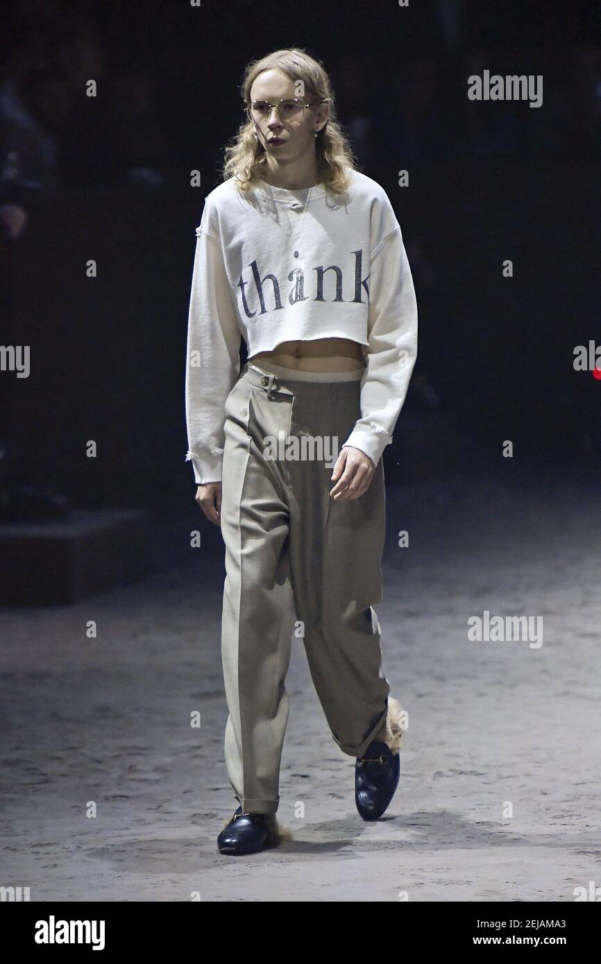 Modelo camina en la pista durante el espectáculo de ropa de hombre Gucci,  Milan Fashion Week Mens 2020-2021 FW 14 de enero de 2020 (Foto por Jonas  Gustavsson/Sipa USA Fotografía de stock - Alamy