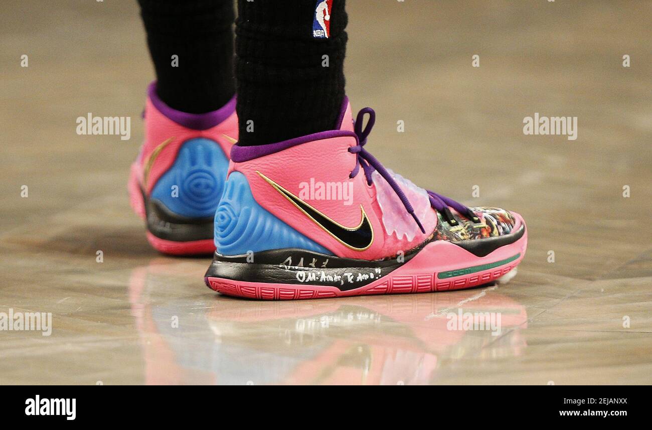 14 de enero de 2020; Brooklyn, Nueva York, EE.UU.; Una vista de los zapatos  usados por Brooklyn Nets guardia Kyrie Irving (11) contra el Utah Jazz  durante la segunda mitad en Barclays
