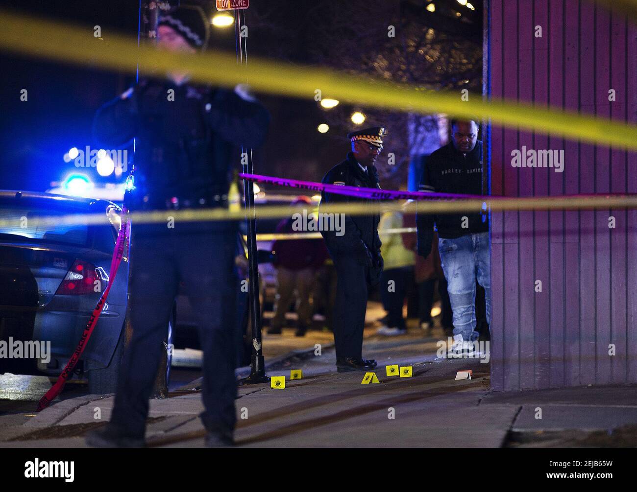 Proceso policial de Chicago una escena de crimen después de que cinco personas habrían sido fusiladas en Pulaski Road y Maypole Avenue en Chicago el jueves, 16 de enero de 2020. (Terrence Antonio James/Chicago Tribune/TNS) Foto de stock