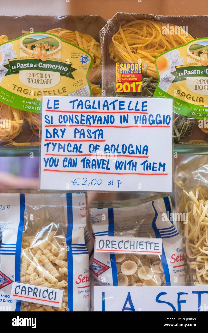 Paquetes de pasta de tagliatelle seca a la venta en una tienda Ventana en  Bolonia italia Fotografía de stock - Alamy