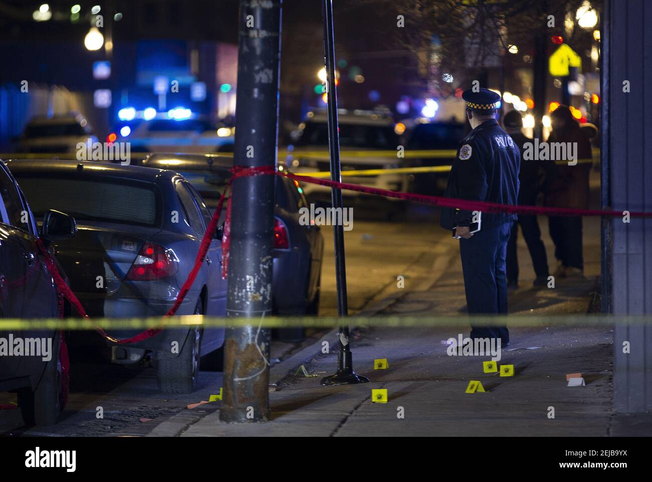 Proceso policial de Chicago una escena de crimen después de que al menos cinco personas fueron fusiladas en Pulaski Road y Maypole Avenue en Chicago el jueves, 16 de enero de 2020. (Foto de Terrence Antonio James/Chicago Tribune/TNS/Sipa USA) Foto de stock