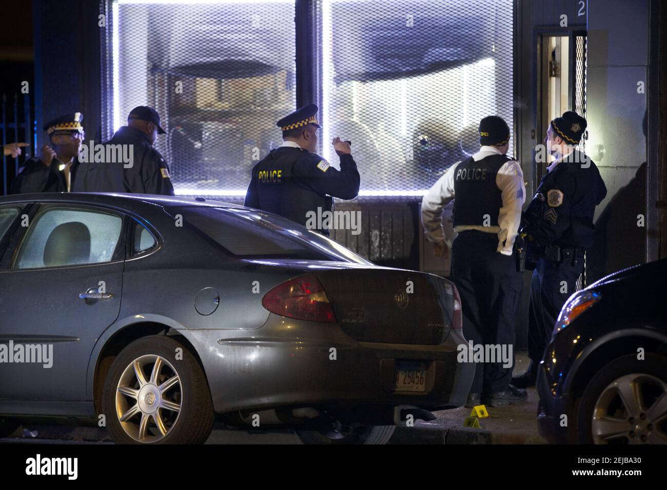 Proceso policial de Chicago una escena de crimen después de que al menos cinco personas fueron fusiladas en Pulaski Road y Maypole Avenue en Chicago el jueves, 16 de enero de 2020. (Foto de Terrence Antonio James/Chicago Tribune/TNS/Sipa USA) Foto de stock