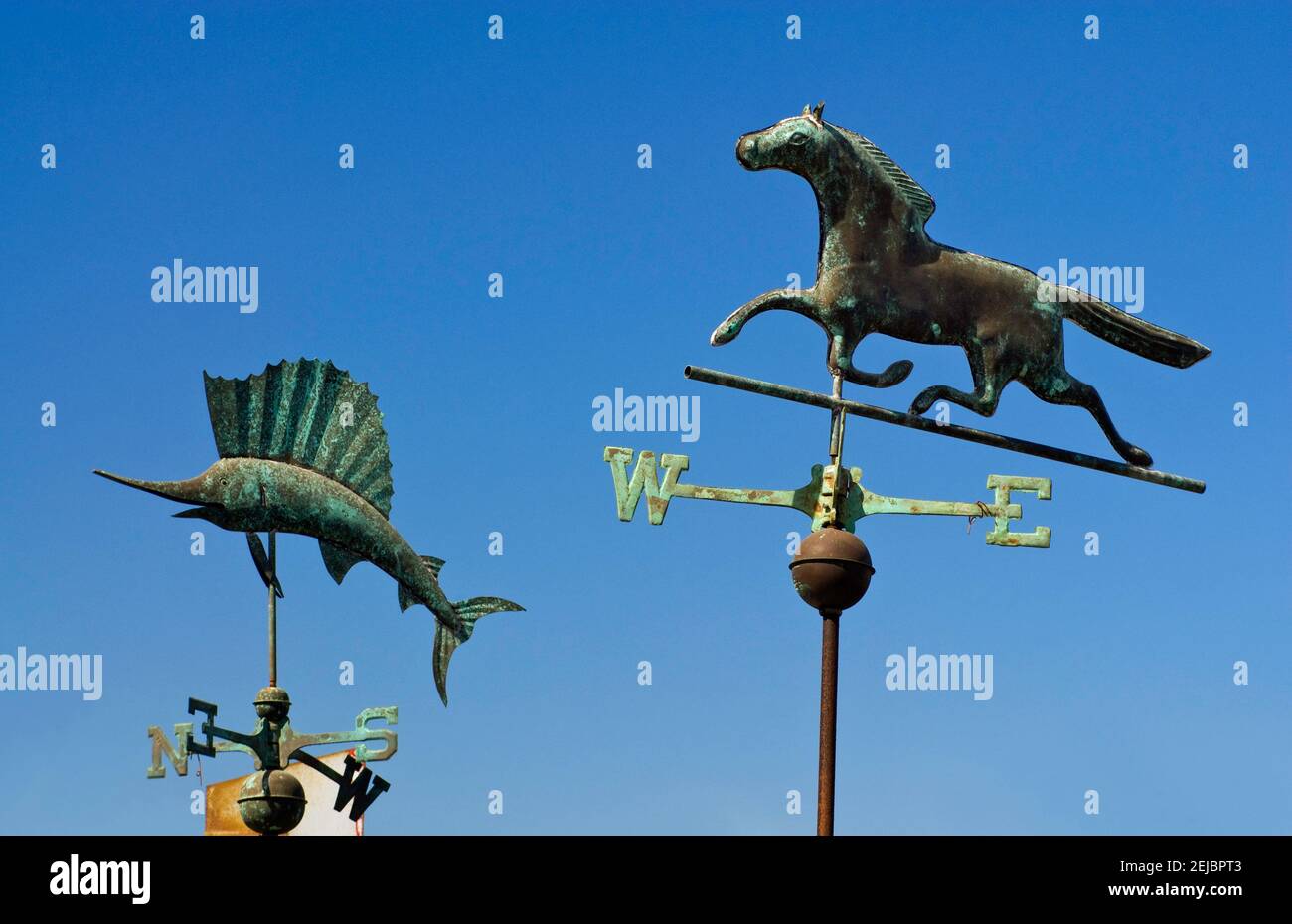 Weathervanes de cobre en la tienda de regalos el Centro Artesiano en la Ciudad Vieja, San Diego, California, Estados Unidos Foto de stock