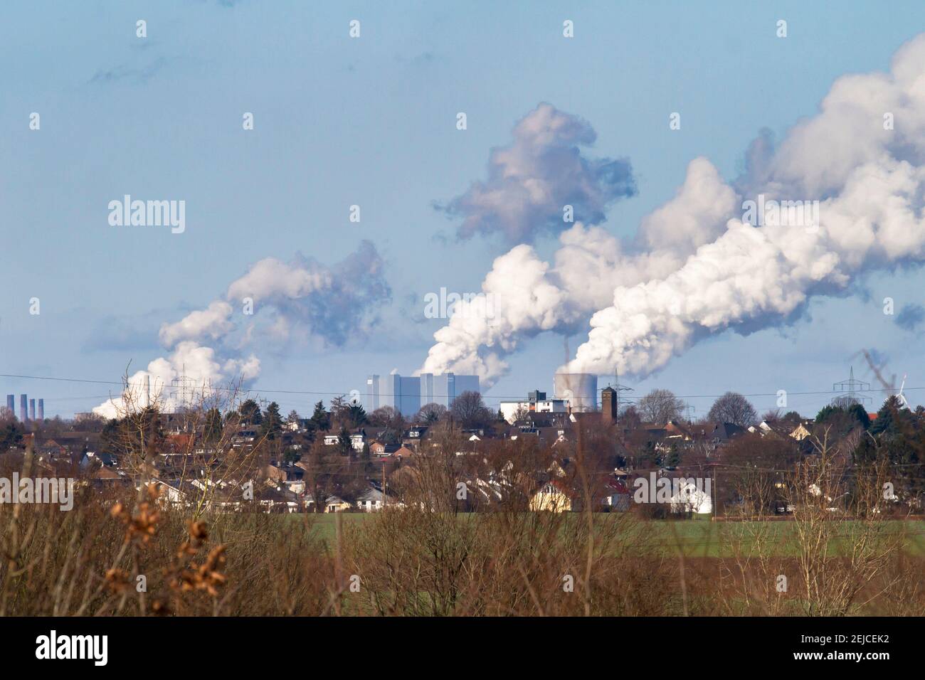 Vista desde el oeste de Colonia a la central eléctrica de lignito Neurath cerca de Grevenbroich, Renania del Norte-Westfalia, Alemania. Blick vom Koelner Westen z Foto de stock