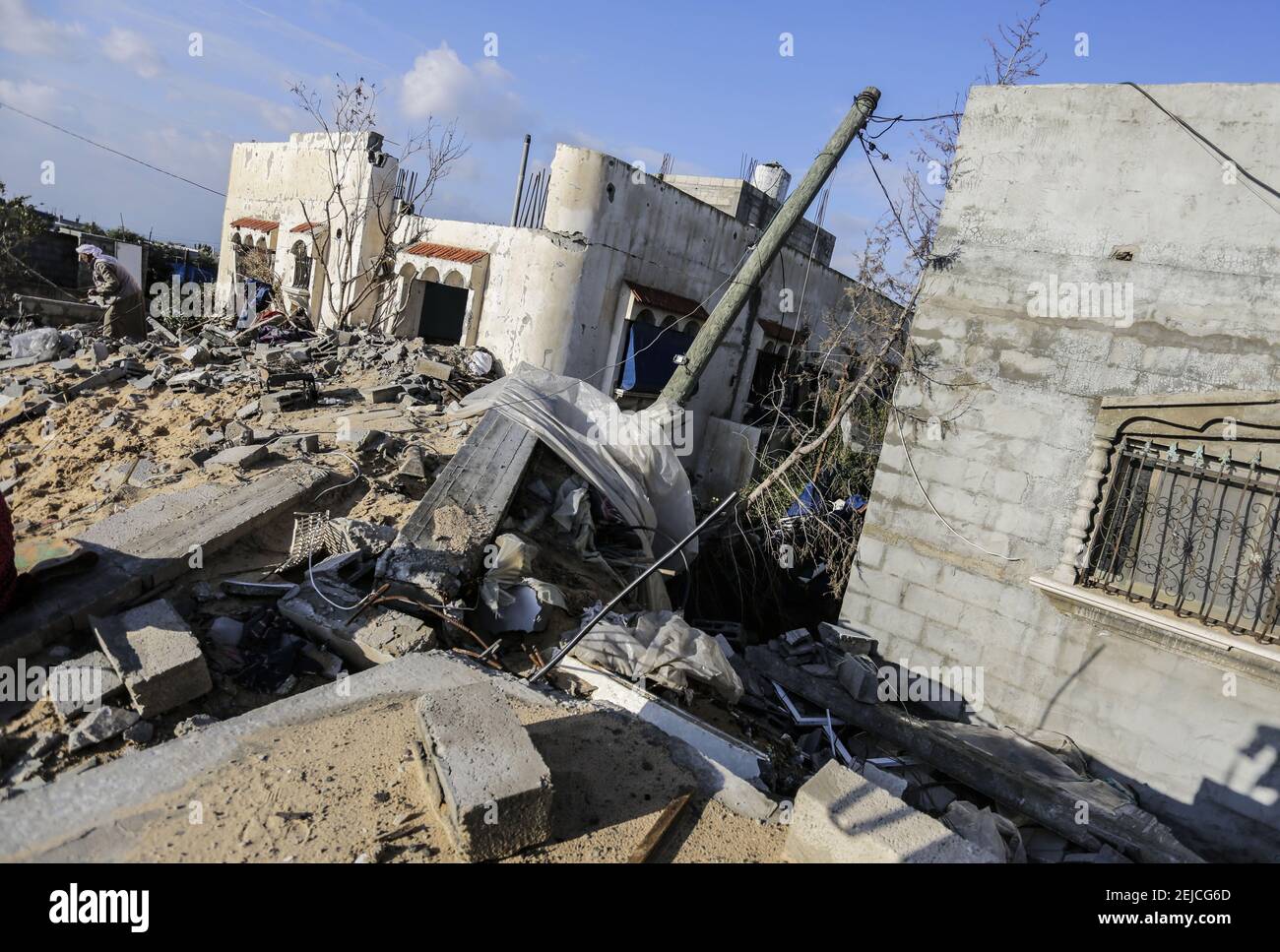Escombros en la casa destruida de Hamouda Abu Amra. La familia Abu Umrah, compuesta por 19 personas, perdió su casa de cinco pisos después de una incursión israelí en Gaza el 13 de noviembre de 2019. (Foto de Mahmoud Issa / SOPA Images/Sipa USA) Foto de stock