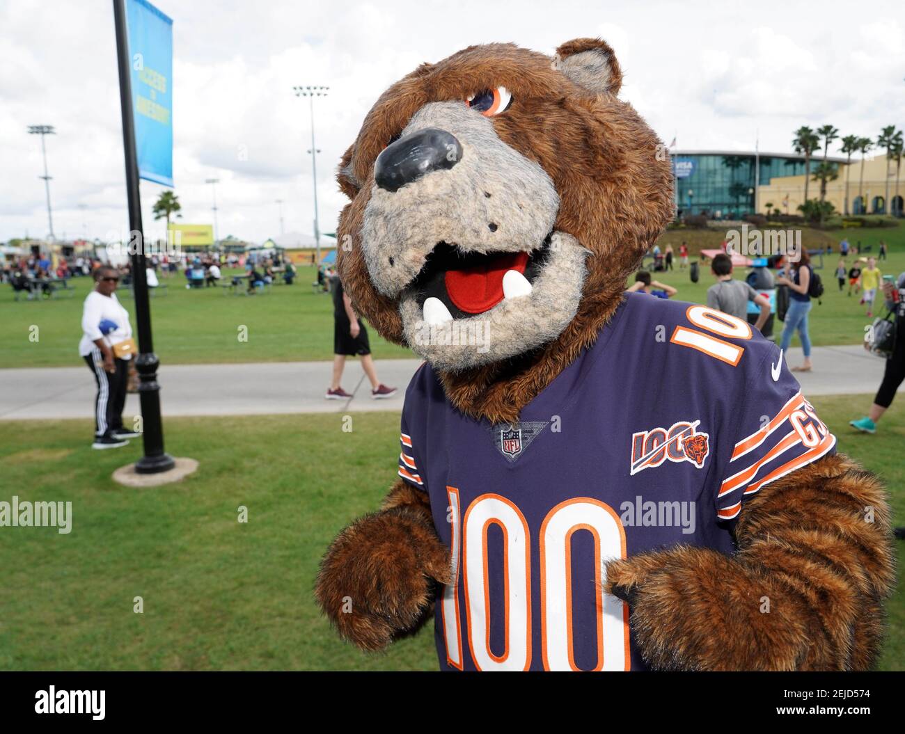 24 de enero de 2020; Kissimmee, Florida, EE.UU.; La mascota de Chicago  Bears Staley da Bear posa en la experiencia Pro Bowl en el ESPN Wide World  of Sports. Crédito obligatorio: Kirby