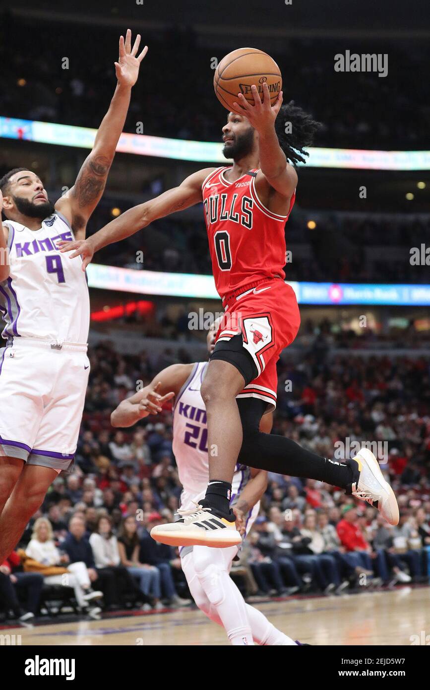 El Chicago Bulls' Coby White (0) apunta a un tiro como el Cory Joseph (9) de Sacramento Kings defiende en el primer cuarto en el United Center en Chicago el viernes, 24 de enero de 2020. (John J. Kim/Chicago Tribune/TNS) Foto de stock