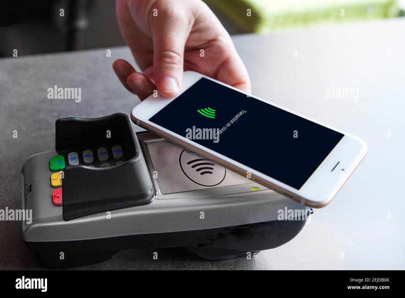 Mujer pagando con su smartphone. Foto de stock