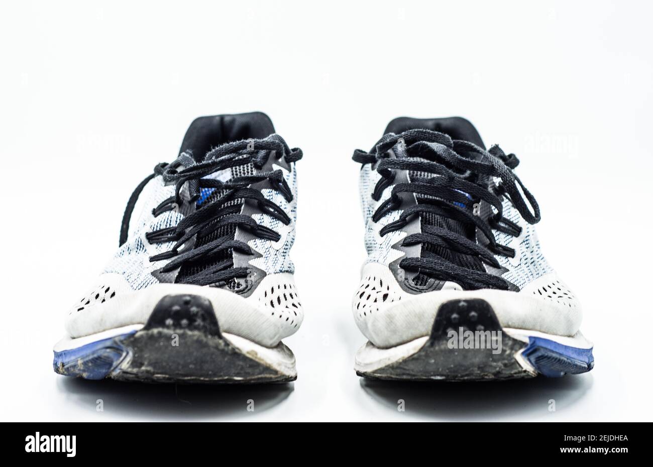 Partido regular Vendedor Dej, Rumanía - Enero 19 2020: Vista desde arriba de los viejos zapatos  profesionales de carreras de Nike en el fondo blanco Fotografía de stock -  Alamy