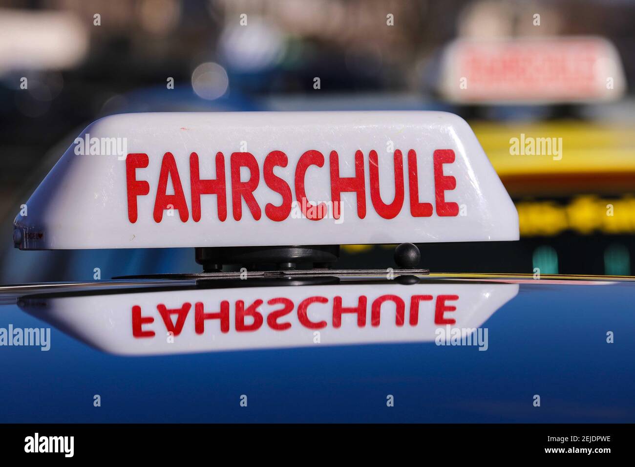 Dresde, Alemania. 19 de febrero de 2021. Las escuelas de conducir se manifiestan en contra de la prohibición del trabajo en encierro. Firma con inscripción escuela de conducción en el techo del coche crédito: Tino Plunert/dpa-Zentralbild/ZB/dpa/Alamy Live News Foto de stock