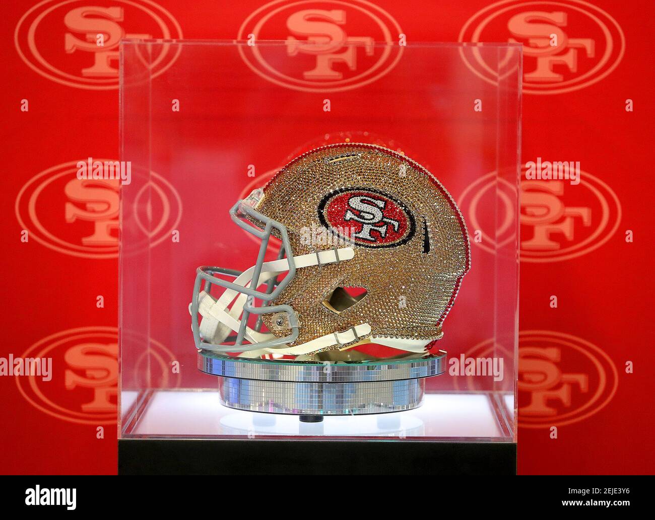 Un casco de San Francisco 49er encamado estaba en exhibición en el Super Bowl Experience en el Miami Beach Convention Center el sábado, 25 de enero de 2020. (Mike Stocker/Sun Sentinel/TNS) Foto de stock
