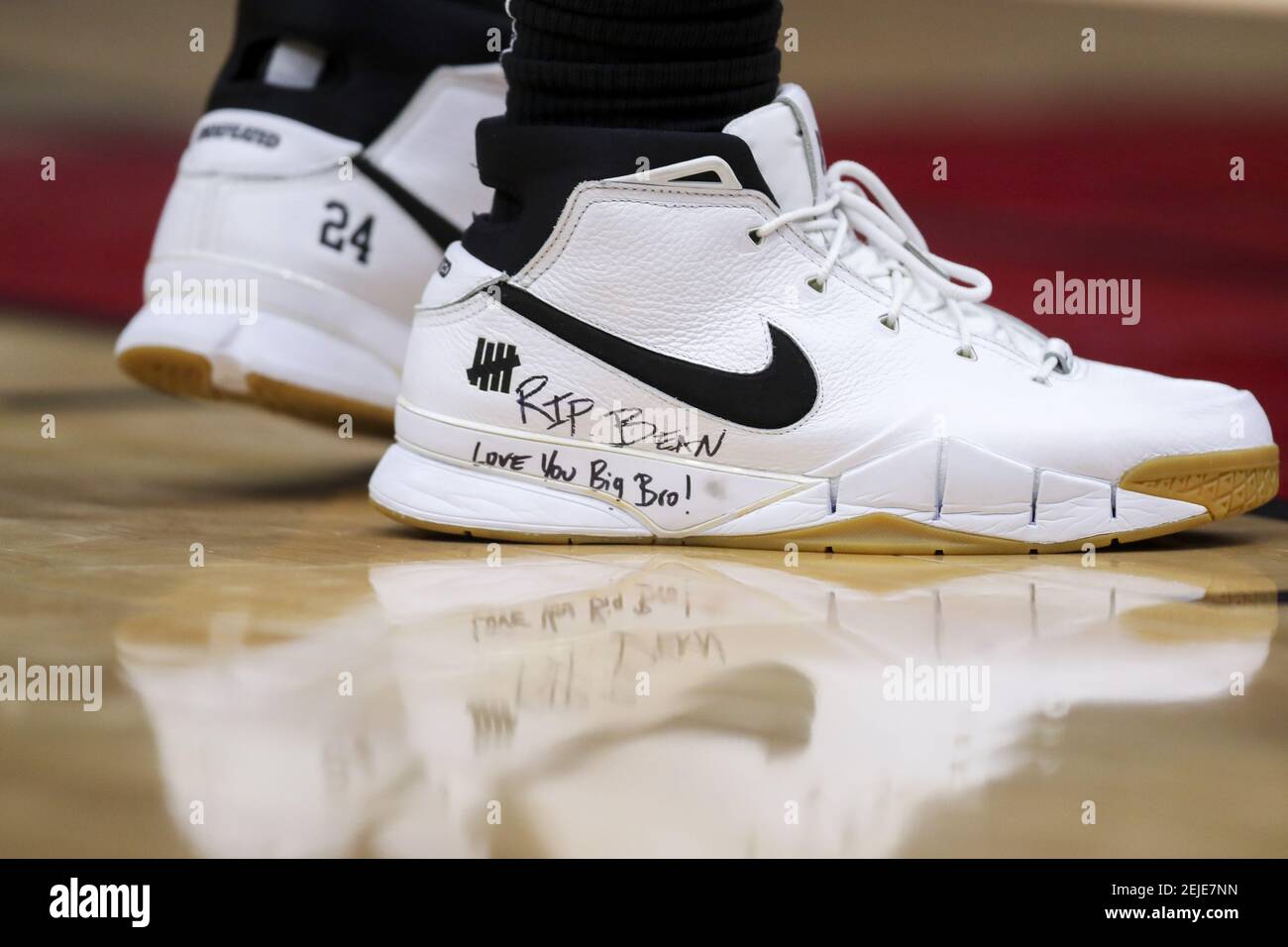 Indefinido mirar televisión Campaña San Antonio Spurs Forward DeMar DeRozan (10) usa zapatos con las palabras  'RIP Bean Love You Big Bro!' En honor de Kobe Bryant durante la primera  mitad contra los Chicago Bulls en