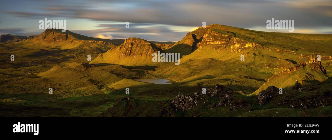 Trotternish Ridge en la luz de la mañana, en la Isla de Skye, Escocia Foto de stock