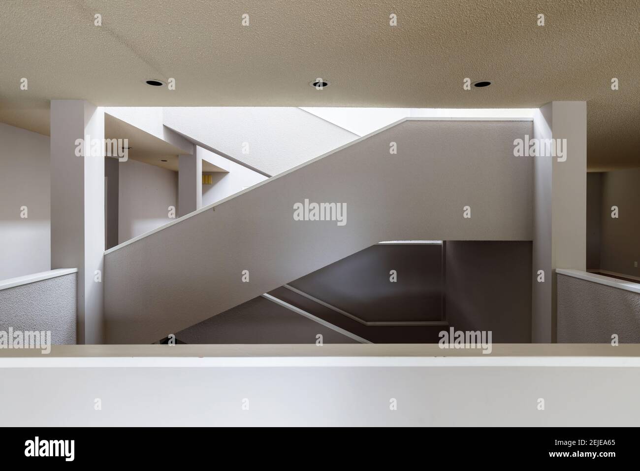 Una escalera en una casa grande. Foto de stock