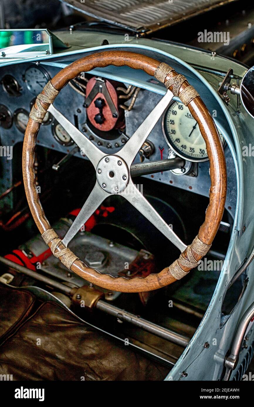 Tablero de instrumentos y volante del automóvil de época Festival Histórico de Donington, circuito de Donington Park, Derby. REINO UNIDO Foto de stock