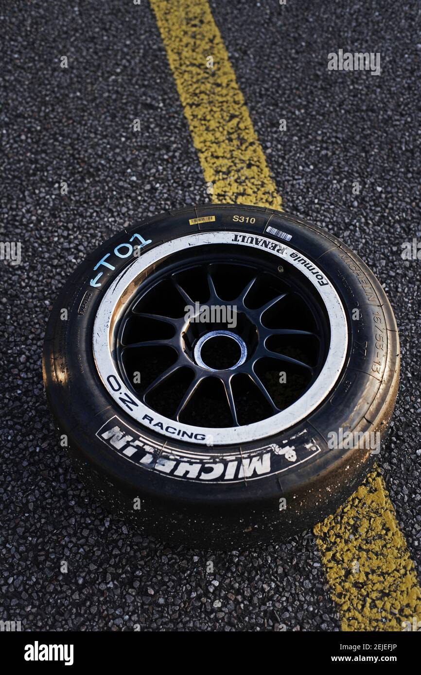 Neumáticos de coche de carreras sobre asfalto. Neumáticos a la espera de ser cambiados Foto de stock
