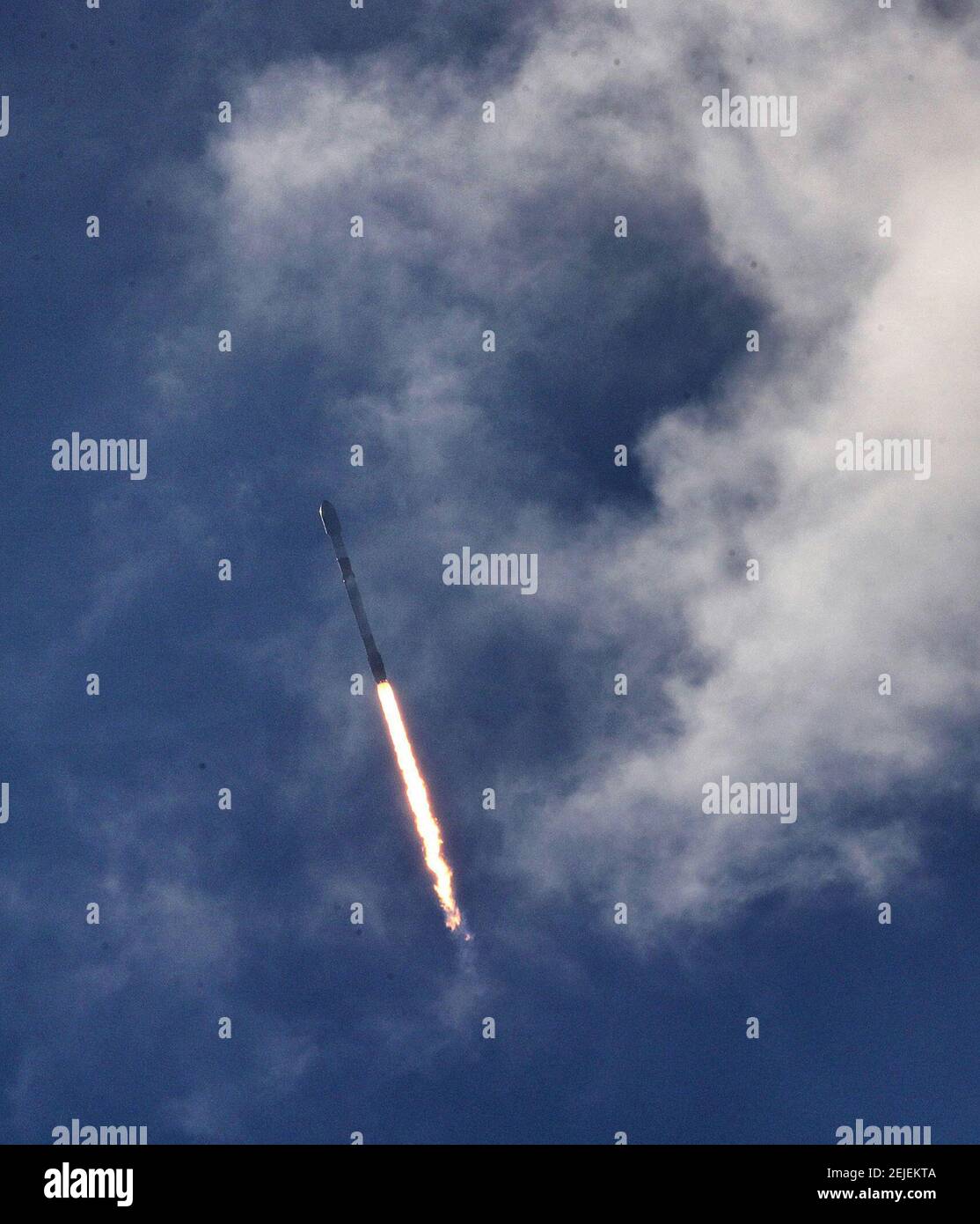 Un cohete SpaceX Falcon 9 pasa a través de las nubes durante el lanzamiento desde la Estación de la Fuerza Aérea de Cabo Cañaveral de Florida, en esta vista desde Playalinda Beach en Canaveral National Seashore, el miércoles, 29 de enero de 2020. El cohete transportaba 60 satélites Starlink, el cuarto lanzamiento de la misión SpaceX Starlink. (Joe Burbank/Orlando Sentinel/TNS) Foto de stock