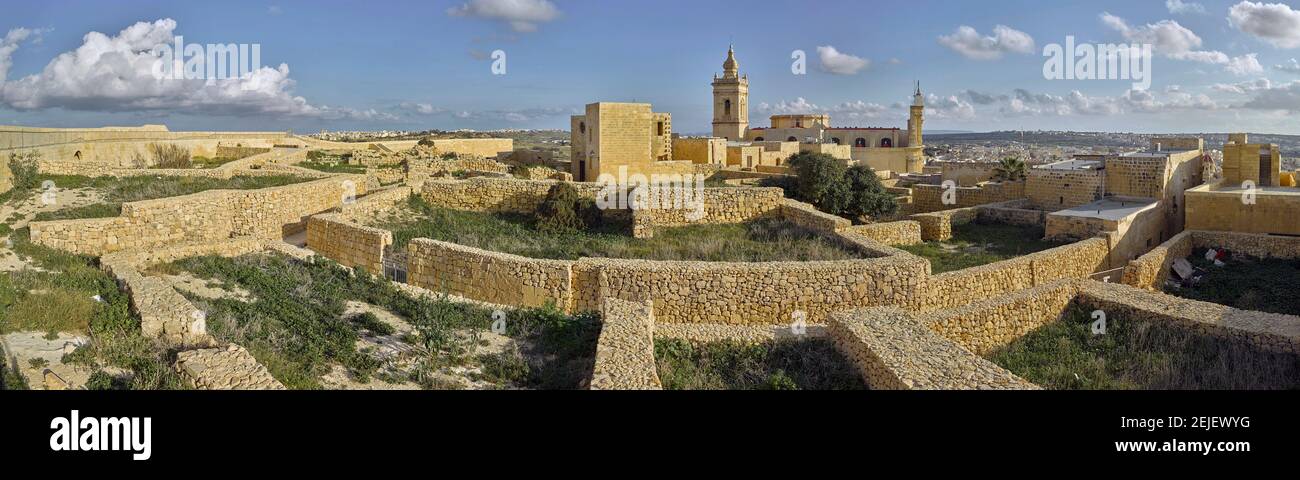 Vista desde las murallas de la Ciudadela en la ciudad de Victoria, Gozo, Malta Foto de stock