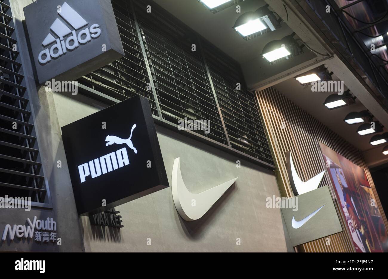 Marcas multinacionales de ropa deportiva Adidas, Puma y Nike logotipos vistos en una tienda Hong Kong. (Foto de Budrul Chukrut / Images/Sipa USA Fotografía de stock - Alamy