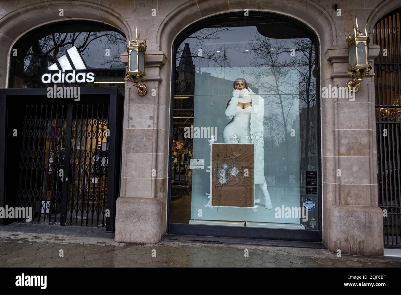 Barcelona, España. 22 de febrero de 2021. La tienda Adidas en el Passeig de  Gràcia se ve con un daño en su ventana.más de 50 tiendas han sufrido daños  en sus escaparates