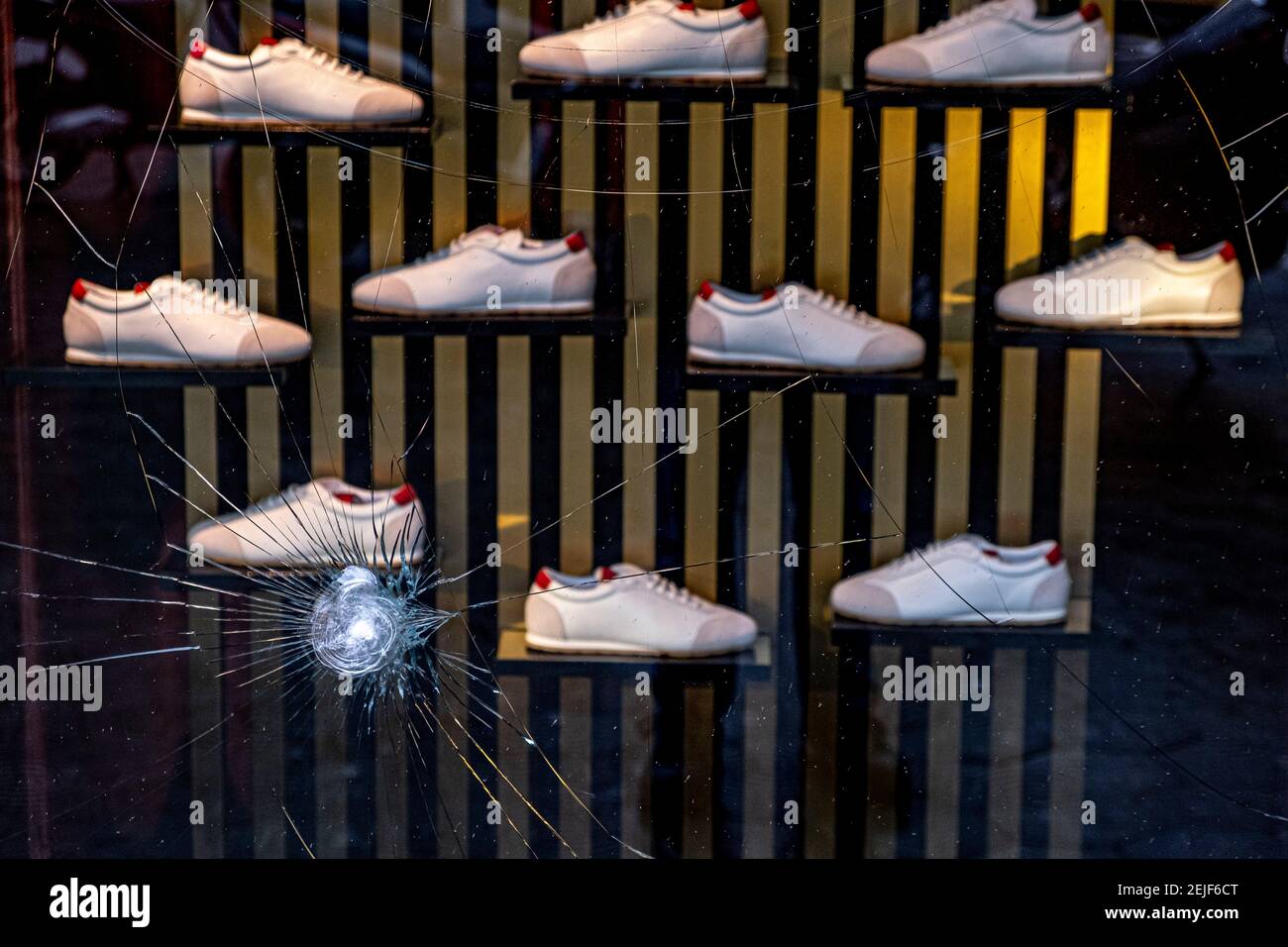 Tienda De Calzado Deportivo Fotos e Imágenes de stock - Alamy