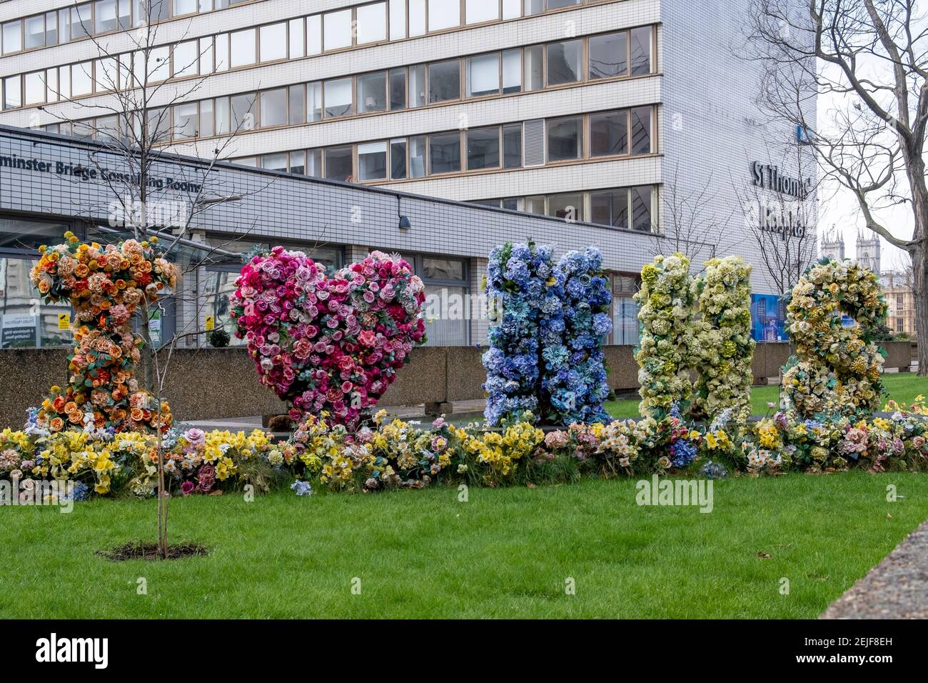 Homenaje floral a los trabajadores del NHS, en el St Thomas' Hospital de Londres, en el apogeo de la segunda ola de la pandemia de Covid-19 en febrero de 2021 Foto de stock