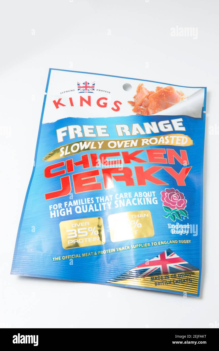 Chicken jerky de Kings hecho de pollos británicos de la gama libre. Fondo blanco. Inglaterra Reino Unido GB Foto de stock