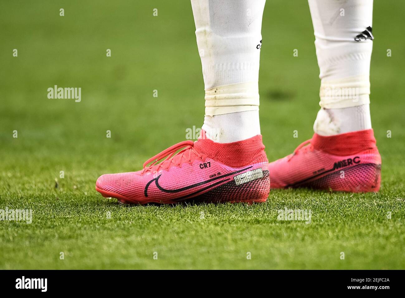 TURÍN, ITALIA - 02 de febrero de 2020: Las botas Nike de Cristiano Ronaldo  de Juventus FC se muestran durante el partido de fútbol serie A entre  Juventus FC y ACF Fiorentina. (