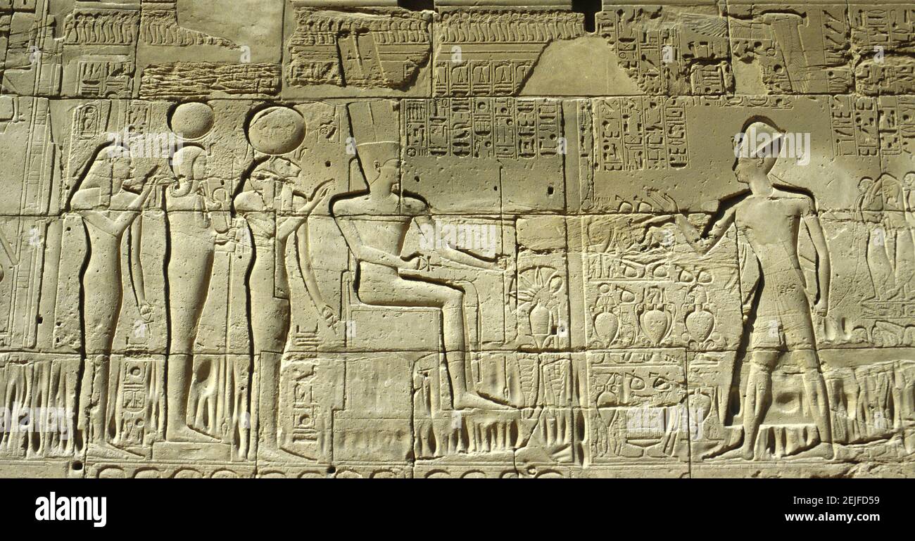 Jeroglíficos egipcios en la pared, templos de Karnak, Luxor, Egipto Foto de stock