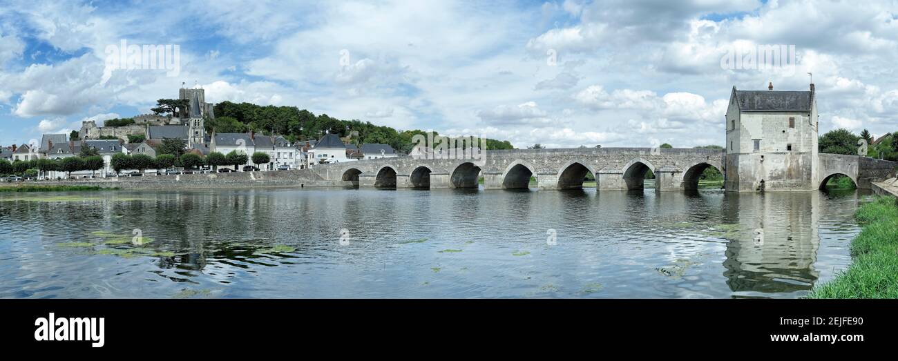 Puente sobre el río contra el cielo nublado, Cher, Montrichard, Loir-et-Cher, Centro-Val de Loire, Francia Foto de stock