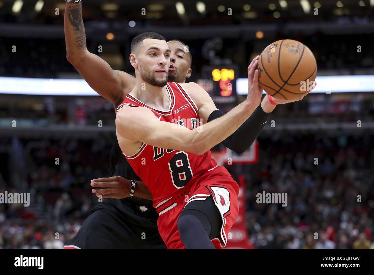 Zach Lavine hace un movimiento alrededor de los Raptors' Norman Powell el lunes 9 de diciembre de 2019 en el United Center. (Armando L. Sanchez/Chicago Tribune/TNS) Foto de stock