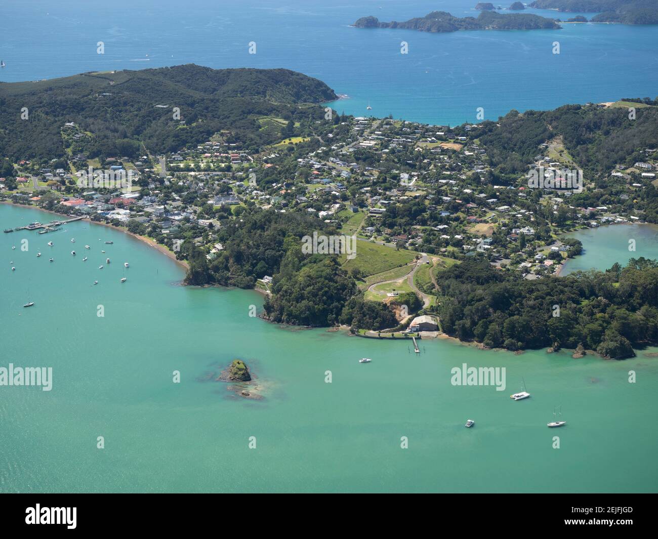 Vista aérea de la ciudad en la isla, Russell, Bahía de Islas, Northland, Isla Norte, Nueva Zelanda Foto de stock