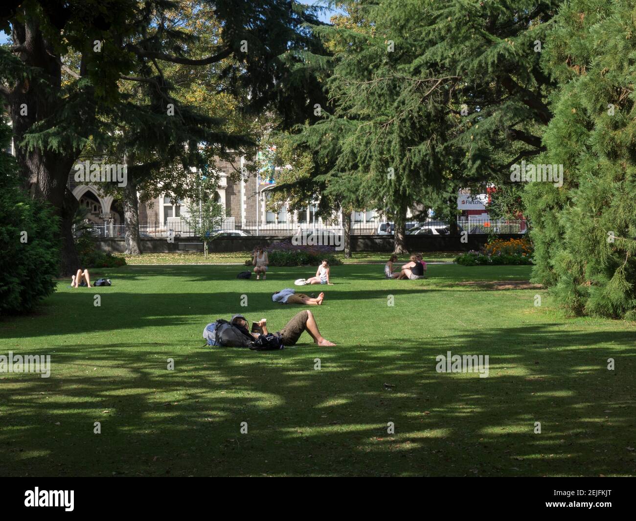 Gente que se relaja en Hagley Park, Christchurch, Isla del Sur, Nueva Zelanda Foto de stock