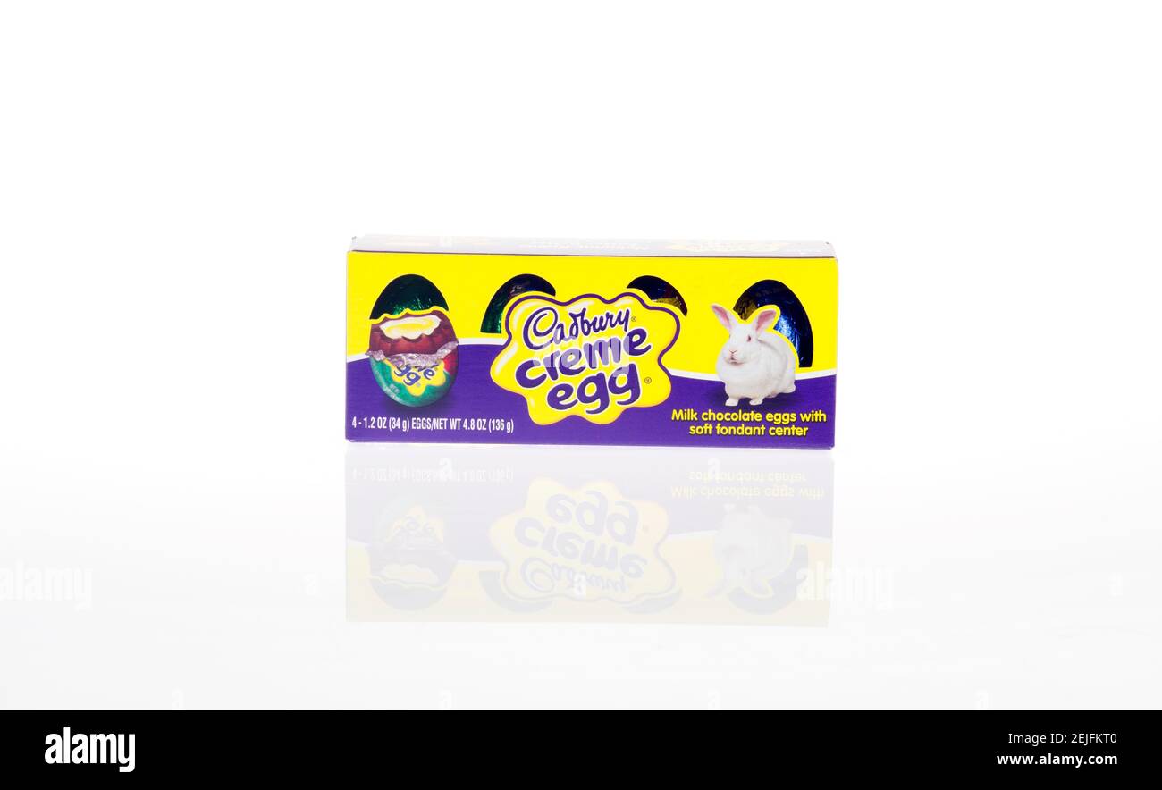 CADBURY Creme huevos paquete de 4 un popular caramelo de Pascua Foto de stock