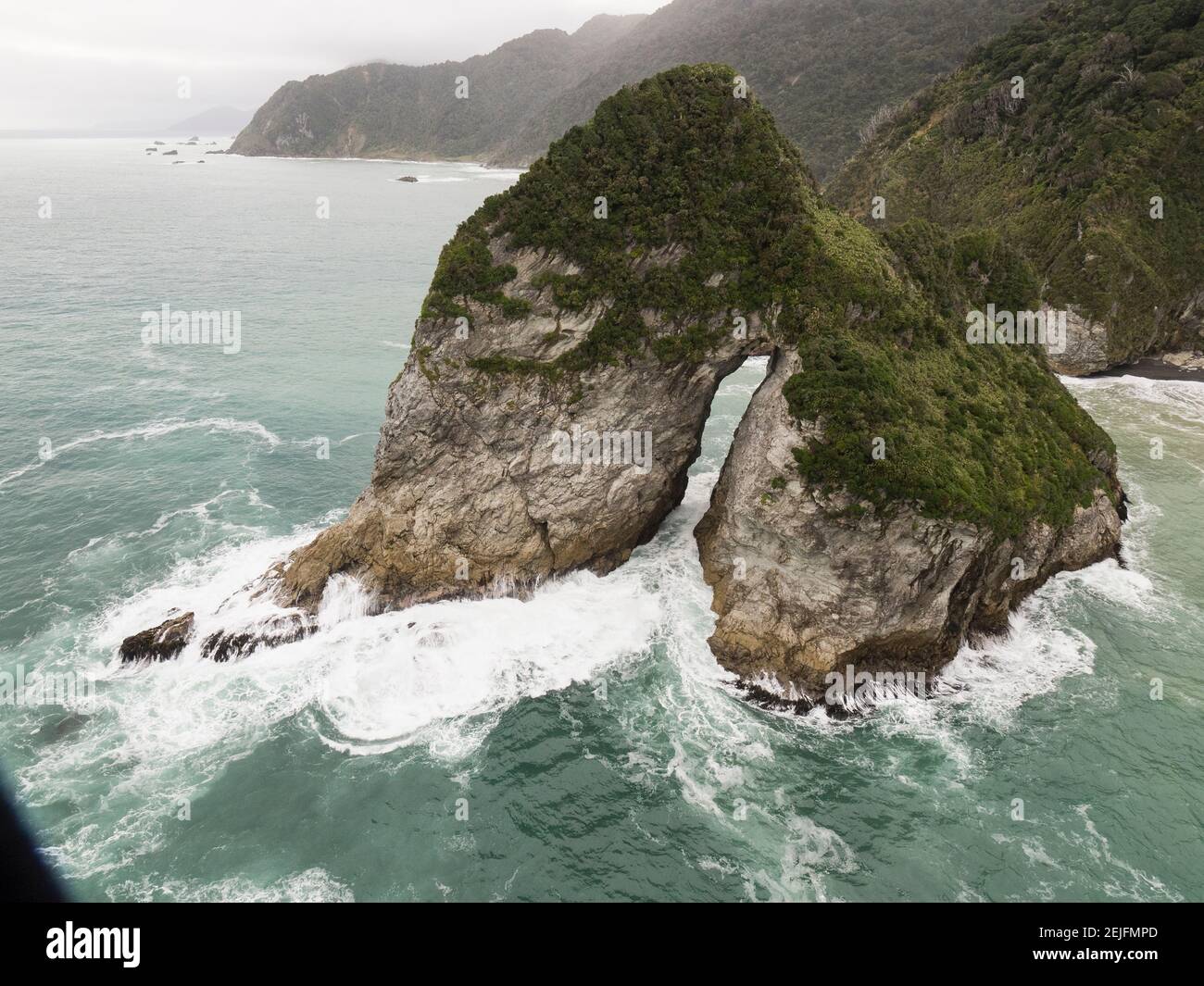 Formaciones rocosas en el mar, Milford Sound, South Island, Nueva Zelanda Foto de stock