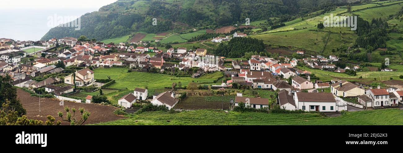 Vista angular de casas en un pueblo, Isla de San Miguel, Azores, Portugal Foto de stock