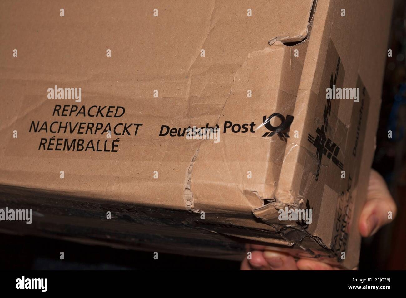 Paquete de correos reempaquetado de DHL Fotografía de stock - Alamy