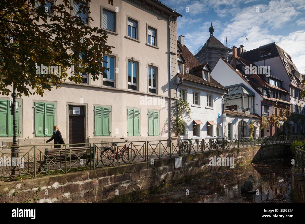 Edificios a lo largo del canal, Altstadt, Friburgo de Brisgovia, Selva Negra, Baden-Wurttemberg, Alemania Foto de stock