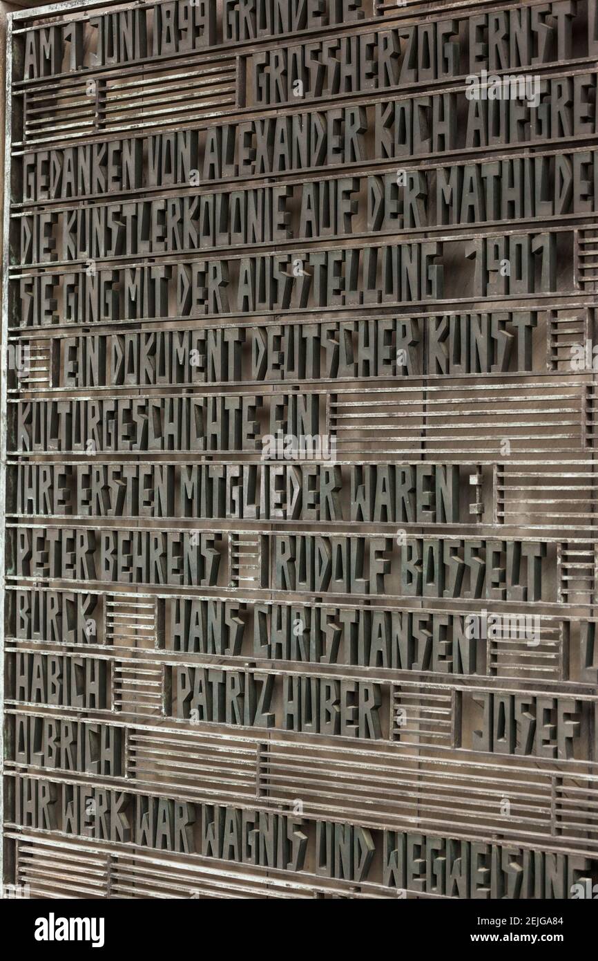Inscripción del edificio Jugendstil en Mathildenhohe Kunstlerkolonie Park, Darmstadt, Hesse, Alemania Foto de stock