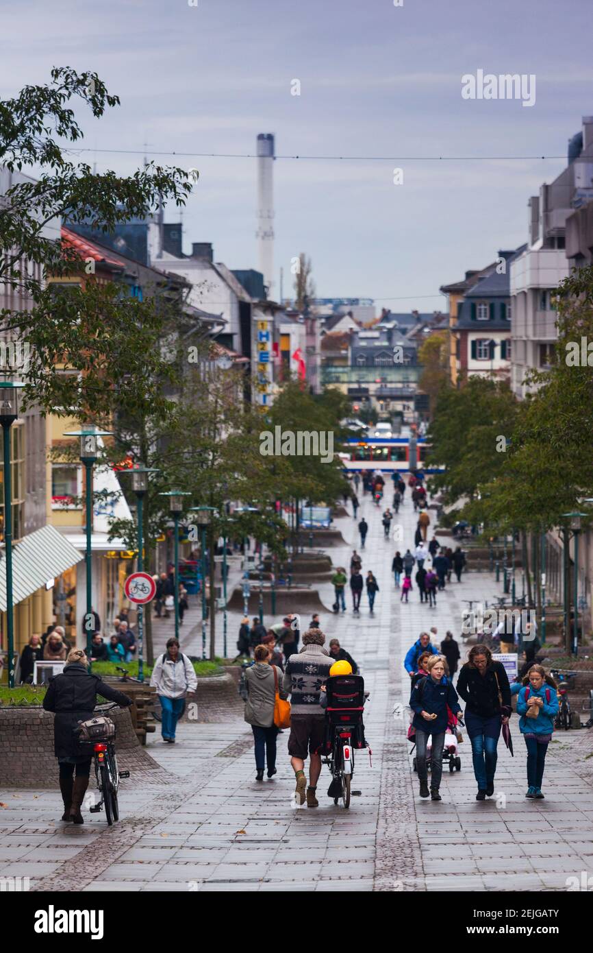 Personas en la calle Wilhelminenstrasse, Darmstadt, Hesse, Alemania Foto de stock
