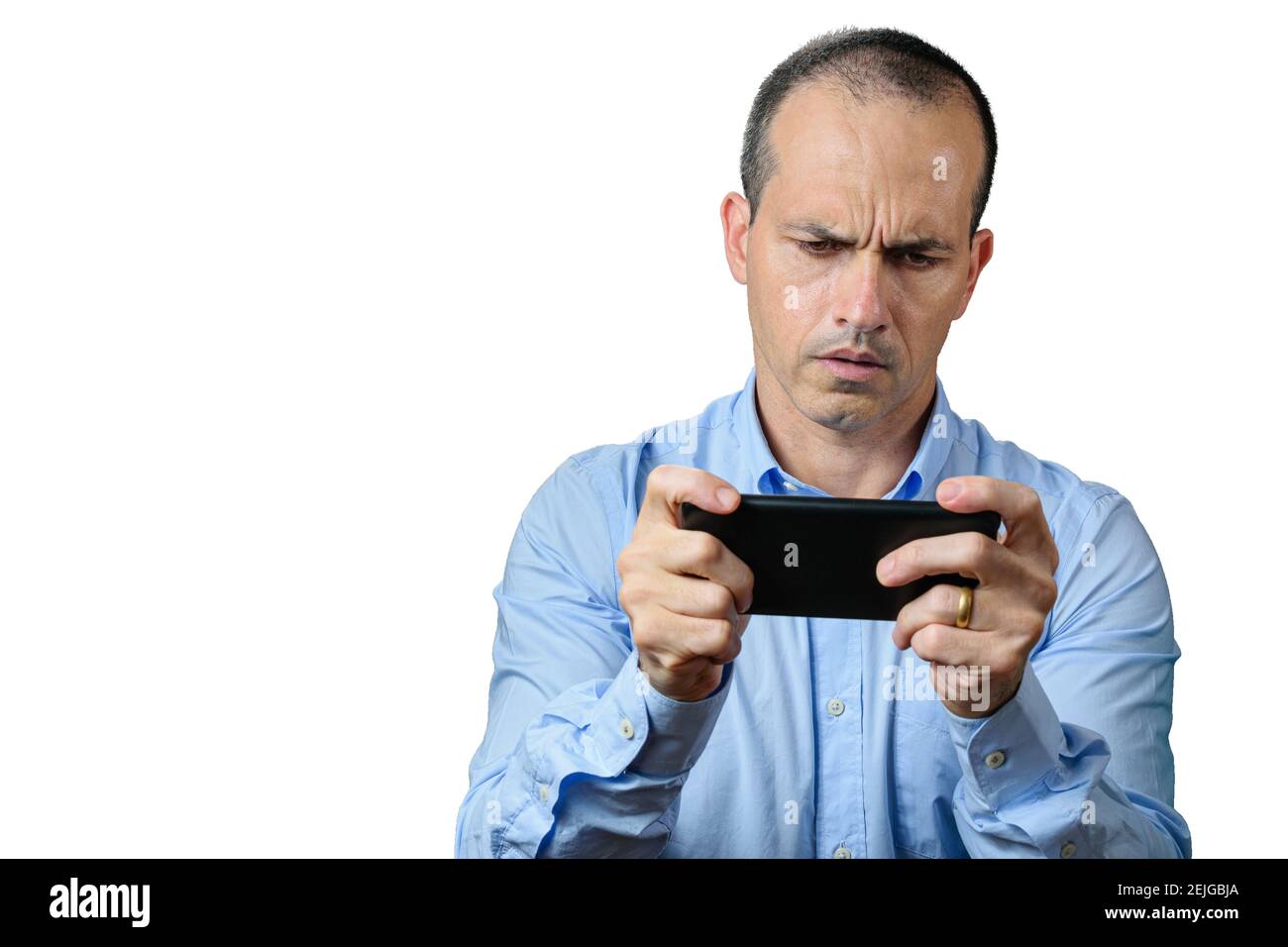 Hombre maduro con ropa formal mirando su smartphone y muy triste. Foto de stock