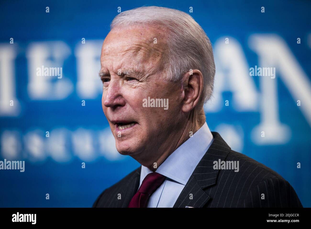 Washington, Estados Unidos. 22 de febrero de 2021. El Presidente Joseph Biden anuncia cambios al Programa de Protección de cheques de pago (PPP) en el edificio de la Oficina Ejecutiva de Eisenhower en Washington, DC, el lunes 22 de febrero de 2021. La administración Biden está tratando de proporcionar un alivio más específico a las pequeñas empresas con la próxima ronda de préstamos PPP. Foto de Jim lo Scalzo/UPI crédito: UPI/Alamy Live News Foto de stock