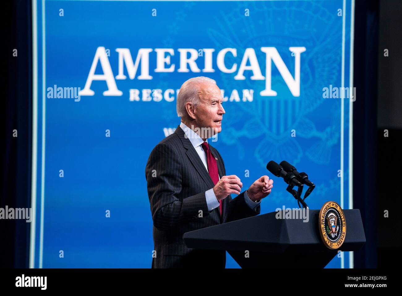 Washington, DC, EE.UU. 22 de febrero de 2021. El presidente DE LOS ESTADOS UNIDOS, Joseph Biden, anuncia cambios al Programa de Protección de cheques de pago (PPP) en el edificio de la Oficina Ejecutiva de Eisenhower en Washington, DC, EE.UU., 22 de febrero de 2021. El Senado no logró condenar al ex presidente por un solo cargo de incitar a la insurrección. La administración Biden está intentando proporcionar alivio más dirigido a las pequeñas empresas con la próxima ronda de préstamos PPP.crédito: Jim Loscalzo/Pool via CNP | uso en todo el mundo crédito: dpa/Alamy Live News Foto de stock