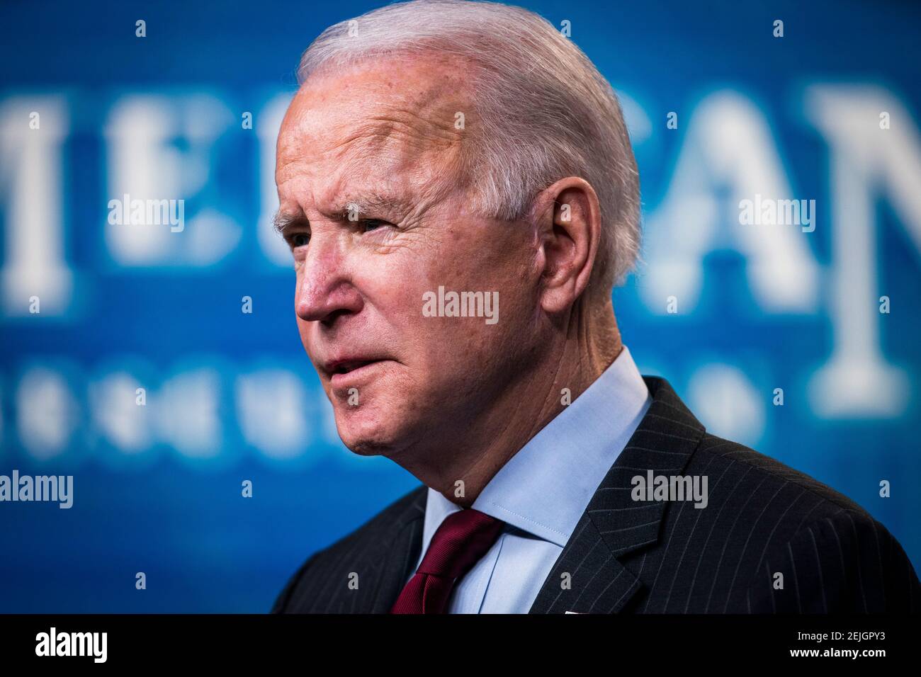 Washington, DC, EE.UU. 22 de febrero de 2021. El presidente DE LOS ESTADOS UNIDOS, Joseph Biden, anuncia cambios al Programa de Protección de cheques de pago (PPP) en el edificio de la Oficina Ejecutiva de Eisenhower en Washington, DC, EE.UU., 22 de febrero de 2021. El Senado no logró condenar al ex presidente por un solo cargo de incitar a la insurrección. La administración Biden está intentando proporcionar alivio más dirigido a las pequeñas empresas con la próxima ronda de préstamos PPP.crédito: Jim Loscalzo/Pool via CNP | uso en todo el mundo crédito: dpa/Alamy Live News Foto de stock